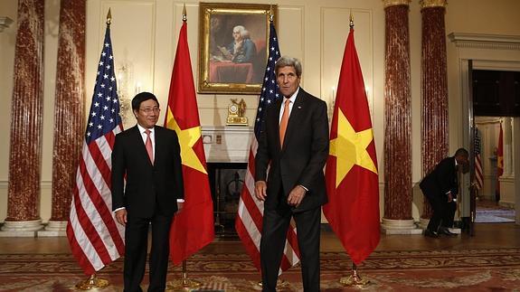 John Kerry y Pham Binh Min. 