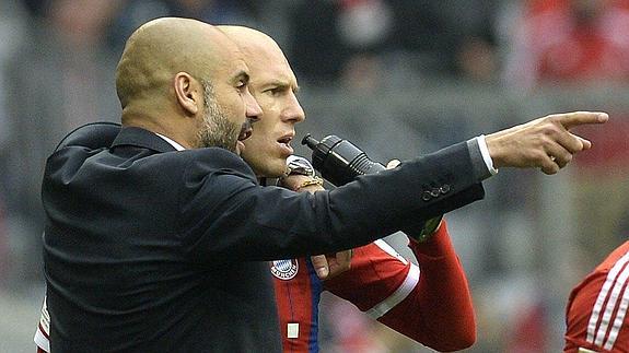 Guardiola (i) da instrucciones a Robben. 