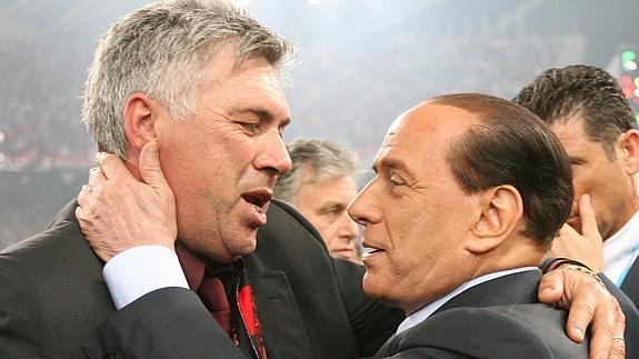 Ancelotti (i) y Berlusconi. 