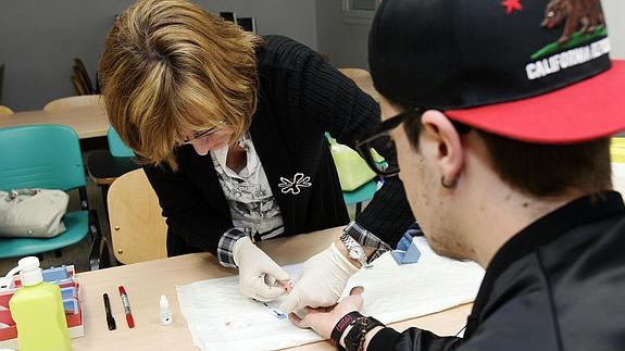 Un joven se somete a la prueba del VIH.