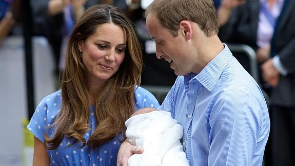 Los duques de Cambridge, con su primer hijo. 