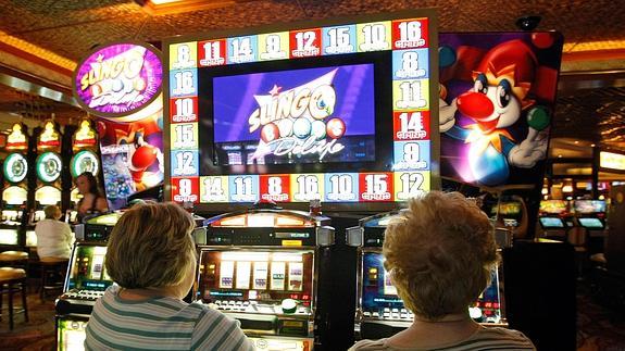 Dos mujeres juegan en unas máquinas tragaperras de un casino de Las Vegas.