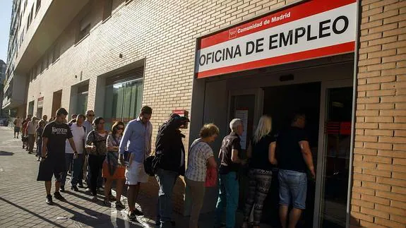 Larga cola para entrar a una oficina de empleo de Madrid 