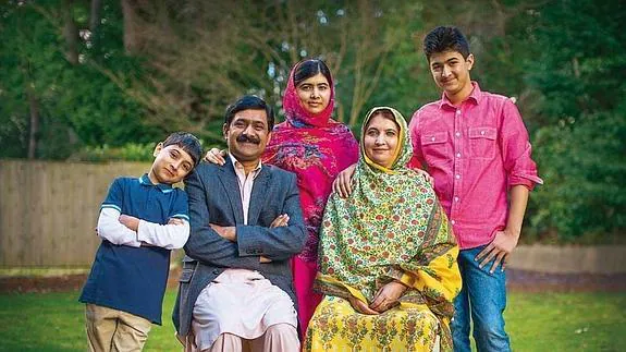 Malala, en su casa de Birmingham, con su padre, Ziauddin Yousafzai, su madre, Tor Pekai, y sus hermanos Atal y Khusal. 