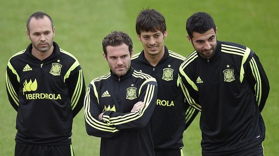 Silva, junto a Iniesta, Mata y Albiol con la selección. / 