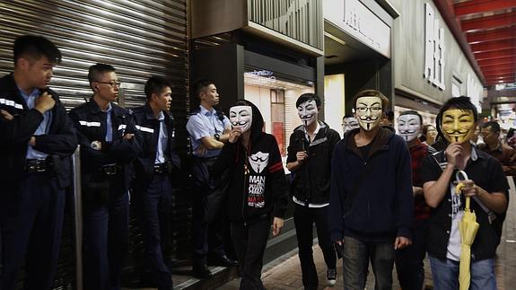 Manifestantes y policías, en Hong Kong. 