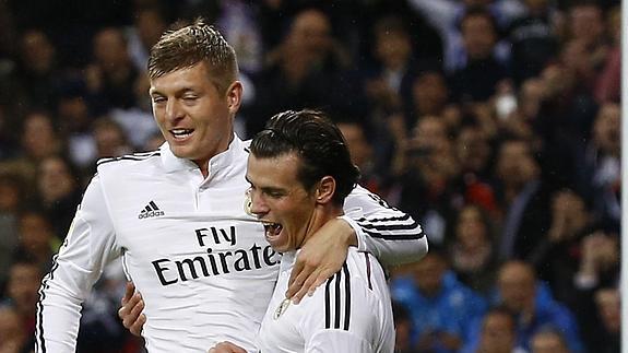 Bale y Kroos se abrazan tras un gol. 