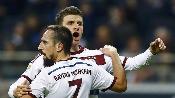 Ribéry y Müller celebran un gol del Bayern. 