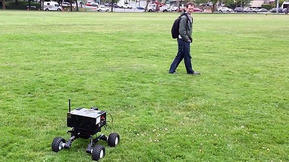 Un robot equipado con cámara reconoce y sigue a uno de los investigadores. 