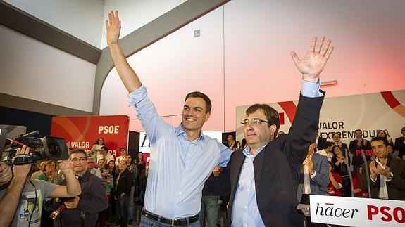 Pedro Sánchez y Guillermo Fernández Vara. 