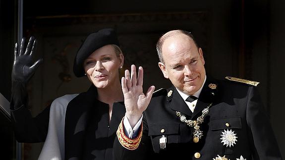 El príncipe Alberto y su esposa saludan desde el balcón del Palacio de Mónaco. 