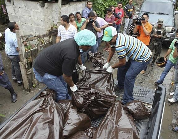 Momento del traslado de los cuerpos de las mujeres y la niña asesinadas. 