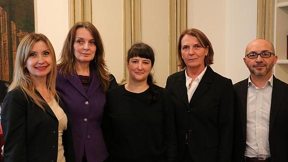 Pilar Manzanares, en el centro, con la presidenta del jurado a la derecha, la doctora Giuiana Villa.