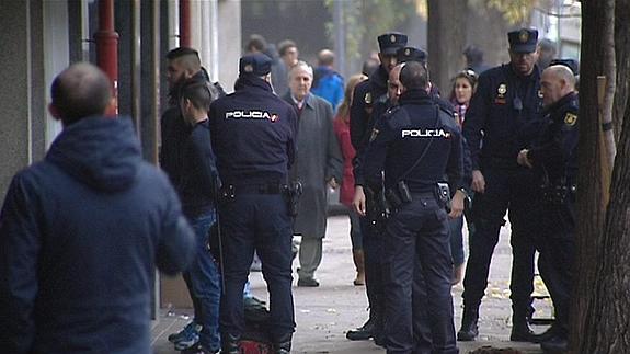 Efectivos de la Policía Nacional con algunos de los detenidos en la reyerta. 