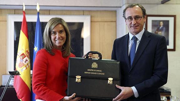 Alfonso Alonso recibe la cartera de manos de su antecesora en el cargo, Ana Mato. 