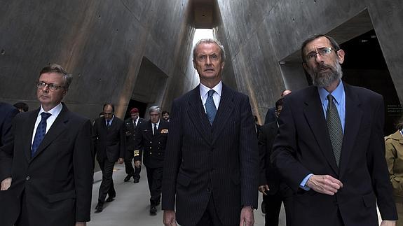 Morenés, durante su visita al centro de conmemoración del Holocausto en Jerusalén.