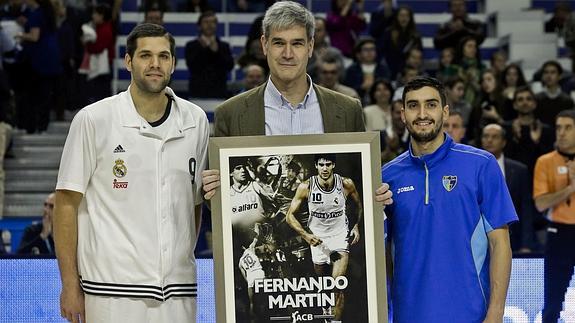 Felipe Reyes (i), el base del Estudiantes Jaime Fernández (d) y el exjugador del Real Madrid, Antonio Martín, hermano del fallecido jugador Fernando Martín, durante el homenaje rendido a Fernando Martín con motivo del 25 aniversario de su muerte.