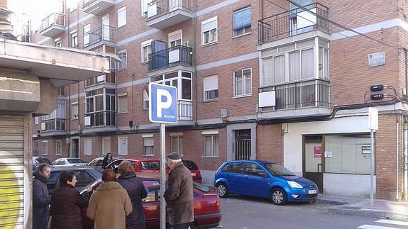 Un grupo de vecinos, esta mañana ante el número 2 de la calle Oración. 