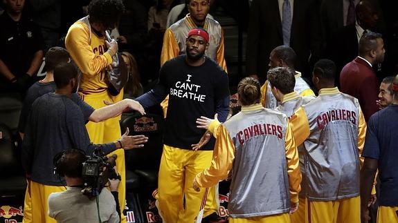 LeBron James, con la camiseta