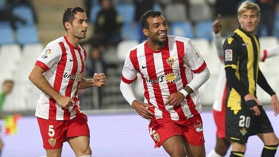 El defensa brasileño del Almería, Wellington Silva (c), celebra el primer gol del equipo almeriense. 