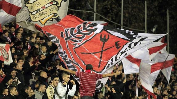 Bukaneros, aficionados ultras del Rayo. 