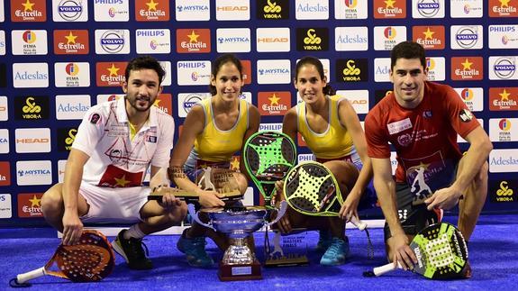 Los ganadores del torneo posan con los trofeos. 