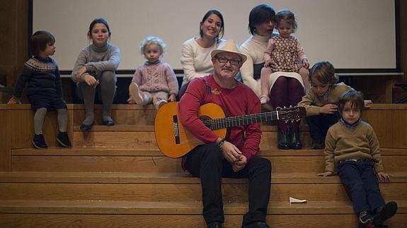 Los integrantes del grupo Flamenco Kids, rodeados de niños. 