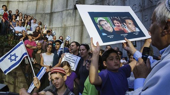 Protesta por la muerte de los tres jóvenes estudiantes.