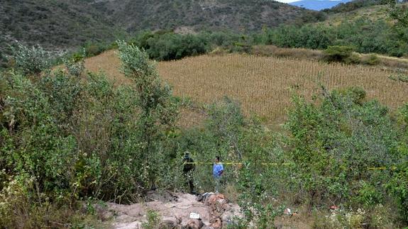 Peritos forenses y militares realizan el levantamiento de 10 cadáveres y 11 cabezas. 