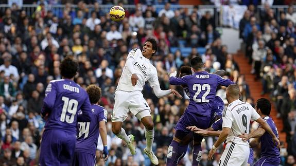 Raphael Varane despeja un balón. 