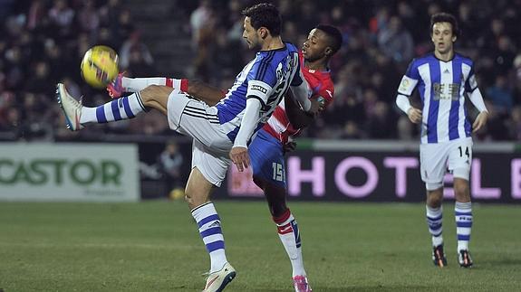 De la Bella (i) y Aboagye intentan golpear la pelota. 