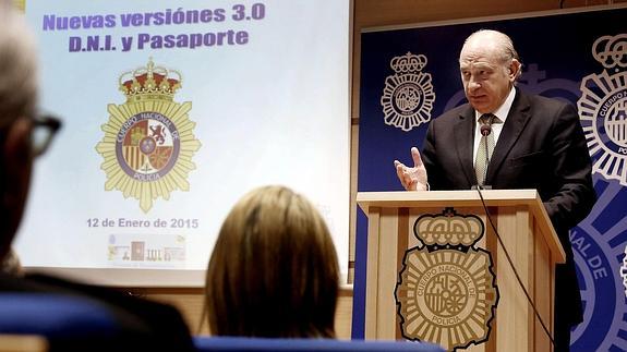 El ministro del Interior presenta el nuevo DNI electrónico. 