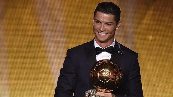 Cristiano Ronaldo posa con el Balón de Oro. 