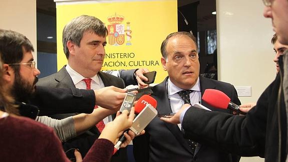 Miguel Cardenal y Javier Tebas (d). 