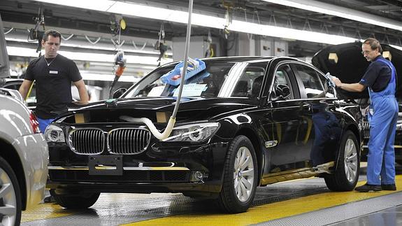 Trabajadores de una planta de BMW en Alemania. 