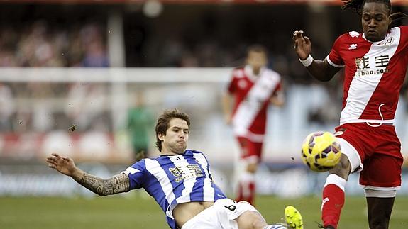 Martínez (i) y Manucho pelean por el balón. 