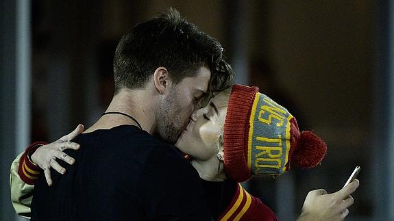 Miley Cyrus besa a su novio, Patrick Schwarzenegger. 