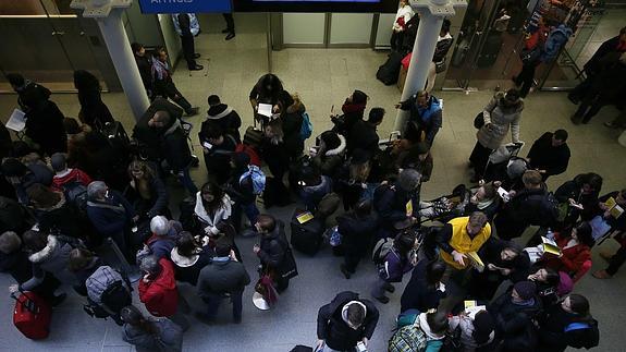 Pasajeros esperando sus trenes. 