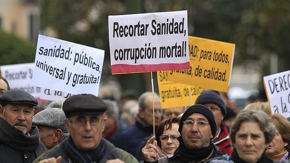 Cientos de personas han secundado en Madrid la vigésimoséptima 'Marea blanca'. 