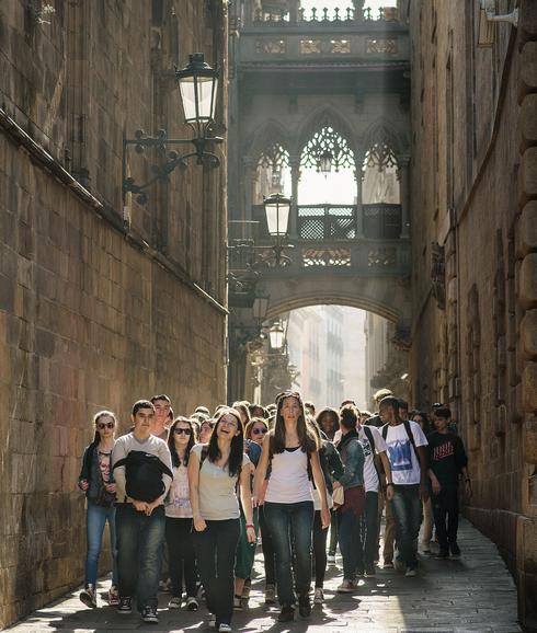 Turistas visitando el Barrio Gótico de Barcelona. 