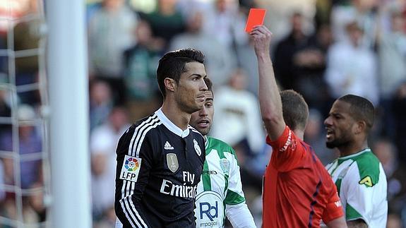 Cristiano Ronaldo ve la tarjeta roja. 