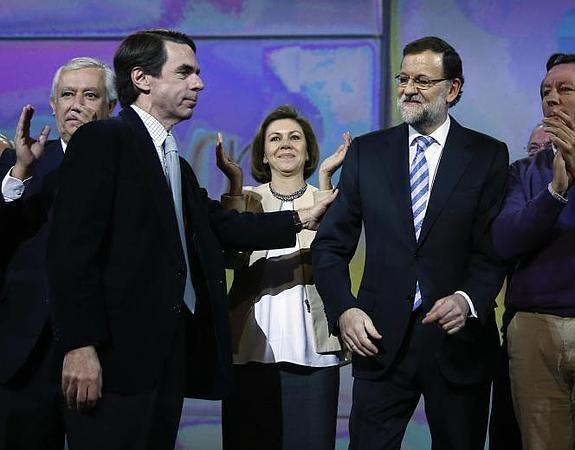 José María Aznar saluda a Mariano Rajoy. 