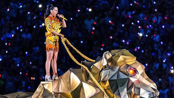 Katy Perry, interpretando su tema 'Roar'. 