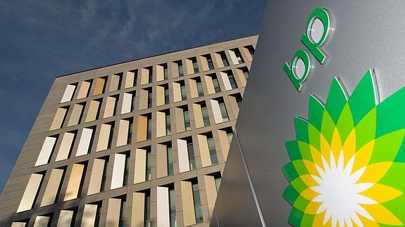 Logotipo de la petrolera BP en su sede en Bochum (Alemania). 