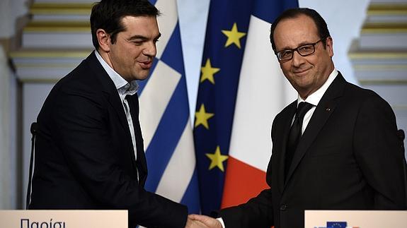 Alexis Tsipras estrecha la mano de François Hollande. 