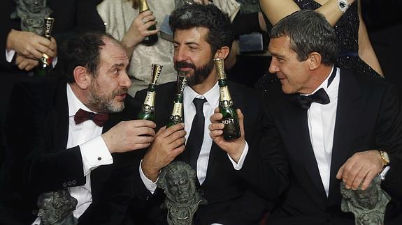 Karra Elejalde, Alberto Rodriguez y Antonio Banderas. 