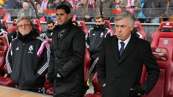 Ancelotti, muy serio, en el banquillo del Calderón. 