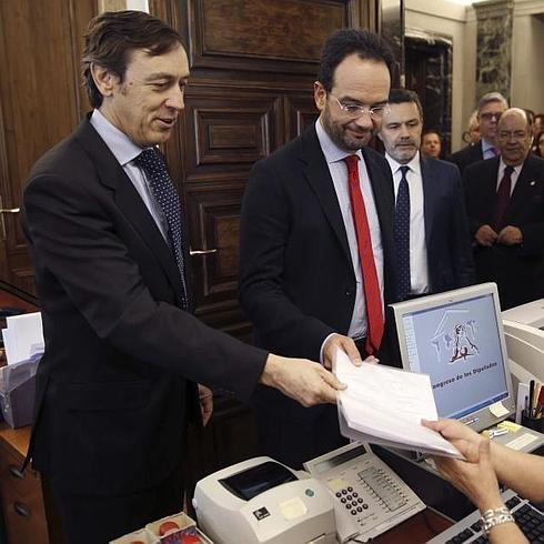 Rafael Hernando y Antonio Hernando, portavoces del PP y del PSOE en el Congreso. 