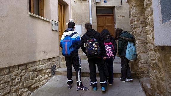 Compañeros de clase del joven fallecido, en el lugar del suceso.