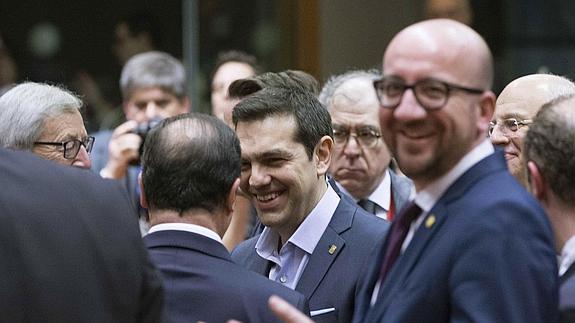 Alexis Tsipras charla con Hollande 